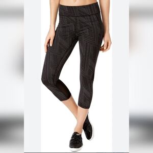 #1371 Danskin Black Patterned Capri Leggings
